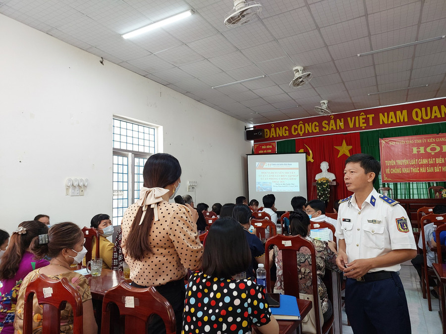 Bà con ngư dân cùng đối thoại và hỏi đáp về pháp luật biển. Bà con ngư dân cùng đối thoại và hỏi đáp về pháp luật biển.