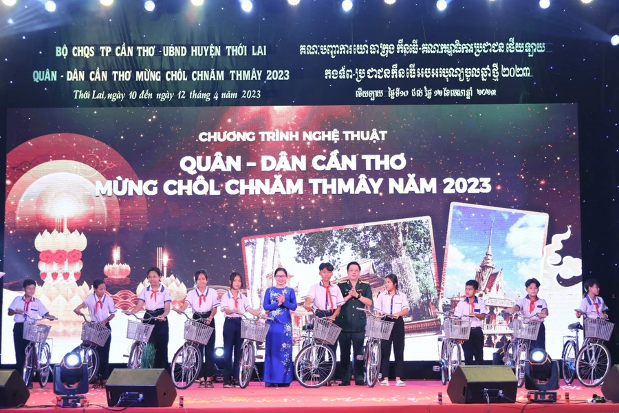 Mang Tết về phum sóc cho đồng bào Khmer.