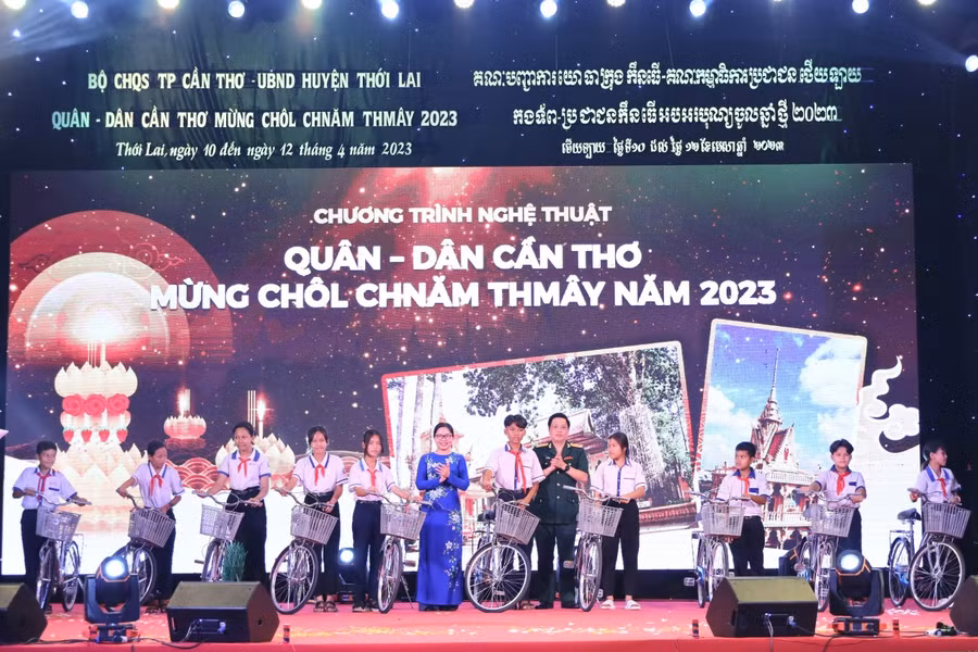 Mang Tết về phum sóc cho đồng bào Khmer.