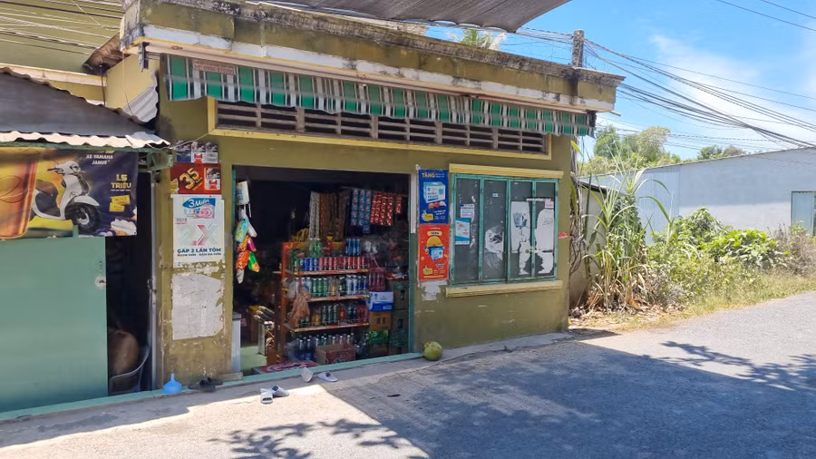 Người dân xã Long Thắng (Đồng Tháp) khổ vì bụi từ nhà máy xay lúa.