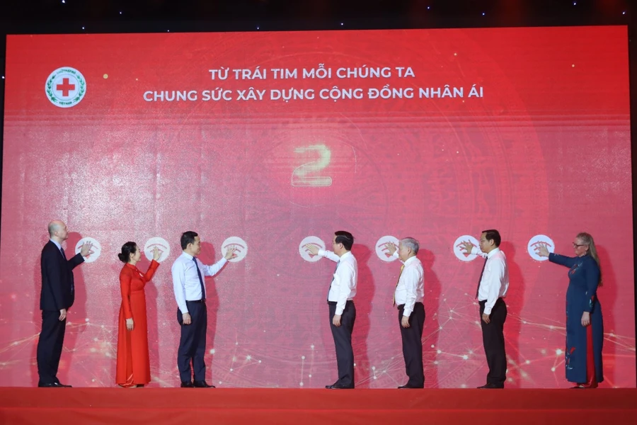 Chủ tịch nước Võ Văn Thưởng cùng thực hiện nghi thức phát động Tháng Nhân đạo 2023.