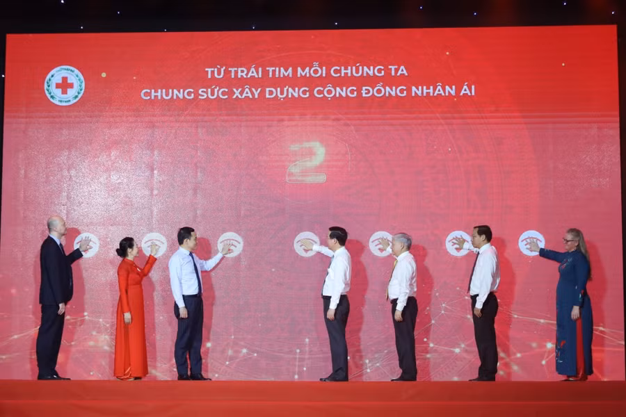Chủ tịch nước Võ Văn Thưởng cùng thực hiện nghi thức phát động Tháng Nhân đạo 2023.