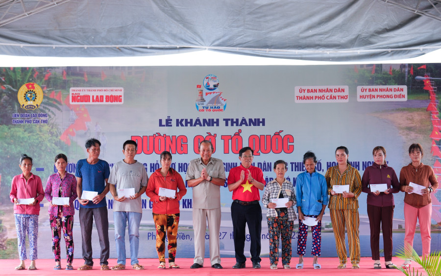 Đại biểu trao tặng học bổng và quà cho học sinh nghèo, người dân có hoàn cảnh khó khăn trên địa bàn huyện Phong Điền. Đại biểu trao tặng học bổng và quà cho học sinh nghèo, người dân có hoàn cảnh khó khăn trên địa bàn huyện Phong Điền.