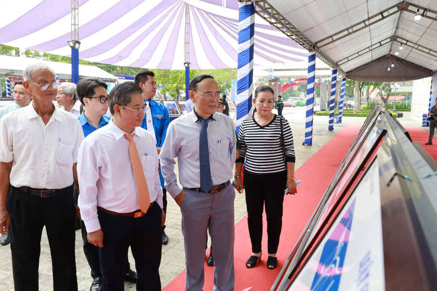 Lãnh đạo UBND TP Cần Thơ tham quan tại buổi triển lãm.