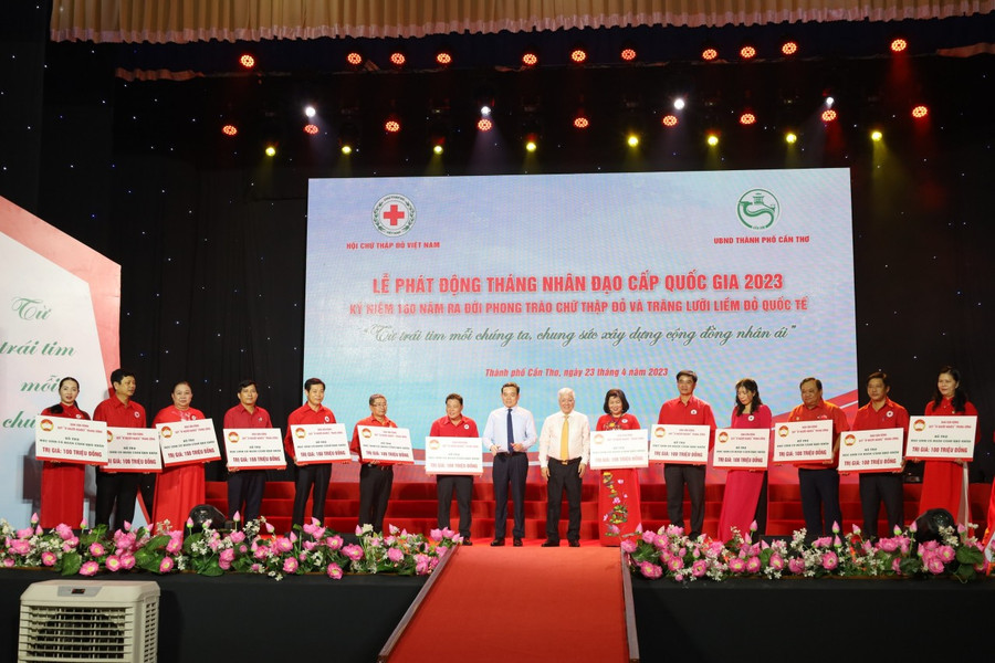 Ông Đỗ Văn Chiến, Bí thư Trung ương Đảng, Chủ tịch Ủy ban Trung ương Mặt trận Tổ quốc Việt Nam và ông Trần Lưu Quang, Ủy viên Trung ương Đảng, Phó Thủ tướng Chính phủ trao biểu trưng hỗ trợ học sinh có hoàn cảnh khó khăn cho 13 tỉnh, thành phố. Ông Đỗ Văn Chiến, Bí thư Trung ương Đảng, Chủ tịch Ủy ban Trung ương Mặt trận Tổ quốc Việt Nam và ông Trần Lưu Quang, Ủy viên Trung ương Đảng, Phó Thủ tướng Chính phủ trao biểu trưng hỗ trợ học sinh có hoàn cảnh khó khăn cho 13 tỉnh, thành phố.