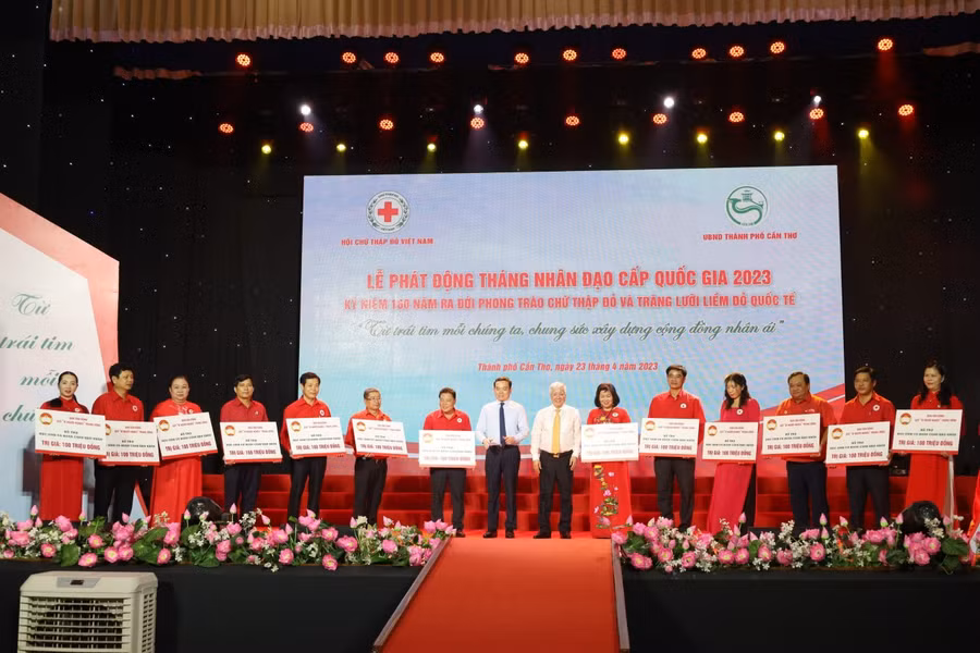 Ông Đỗ Văn Chiến, Bí thư Trung ương Đảng, Chủ tịch Ủy ban Trung ương Mặt trận Tổ quốc Việt Nam và ông Trần Lưu Quang, Ủy viên Trung ương Đảng, Phó Thủ tướng Chính phủ trao biểu trưng hỗ trợ học sinh có hoàn cảnh khó khăn cho 13 tỉnh, thành phố.