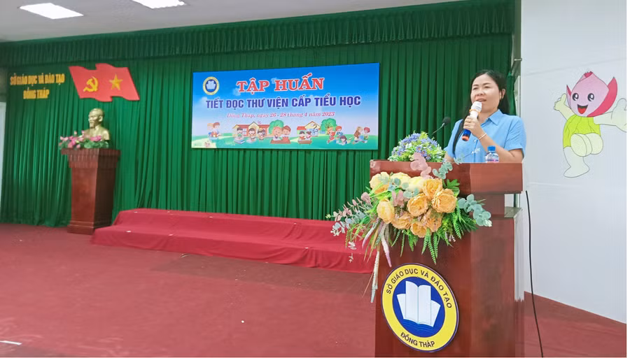 Bà Ngô Thuý Anh, Trưởng phòng Phòng Giáo dục Mầm non - Tiểu học (Sở GD&amp;ĐT) phát biểu tại buổi lễ.