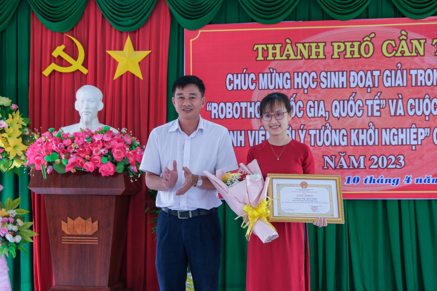 UBND quận Bình Thuỷ trao giấy khen cho thầy cô giáo và học sinh đã đạt thành tích cao tại cuộc thi Robothon trên địa bàn. UBND quận Bình Thuỷ trao giấy khen cho thầy cô giáo và học sinh đã đạt thành tích cao tại cuộc thi Robothon trên địa bàn.