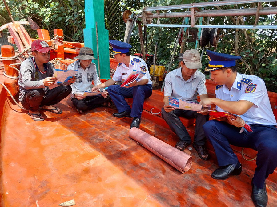 Các tuyên truyền viên tuyên truyền phổ biến pháp luật cho bà con ngư dân. Các tuyên truyền viên tuyên truyền phổ biến pháp luật cho bà con ngư dân.