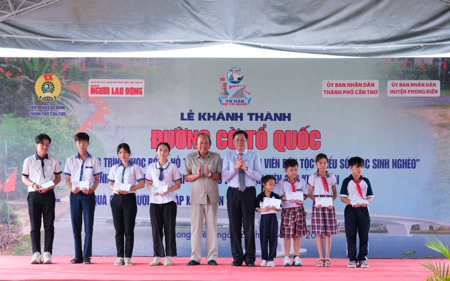 Đại biểu trao tặng học bổng và quà cho học sinh nghèo, người dân có hoàn cảnh khó khăn trên địa bàn huyện Phong Điền. Đại biểu trao tặng học bổng và quà cho học sinh nghèo, người dân có hoàn cảnh khó khăn trên địa bàn huyện Phong Điền.
