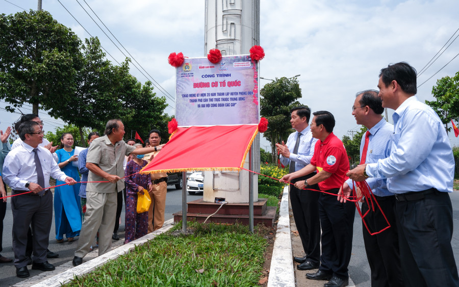 Các đại biểu thực hiện nghi thức khánh thành công trình “Đường cờ Tổ quốc”.