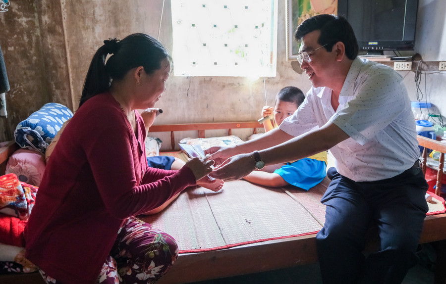 Ông Trần Thanh Bình, Giám đốc Sở GD&ĐT TP Cần Thơ thăm hỏi và tặng quà học sinh khuyết tật. Ông Trần Thanh Bình, Giám đốc Sở GD&ĐT TP Cần Thơ thăm hỏi và tặng quà học sinh khuyết tật.