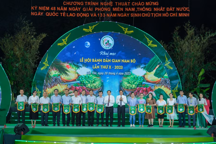 Ban tổ chức trao cờ lưu niệm cho các đơn vị tham gia lễ hội.