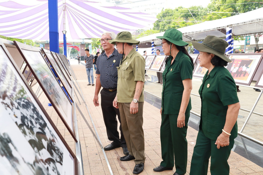 Cựu chiến binh, học sinh và sinh viên tham quan triển lãm ảnh.