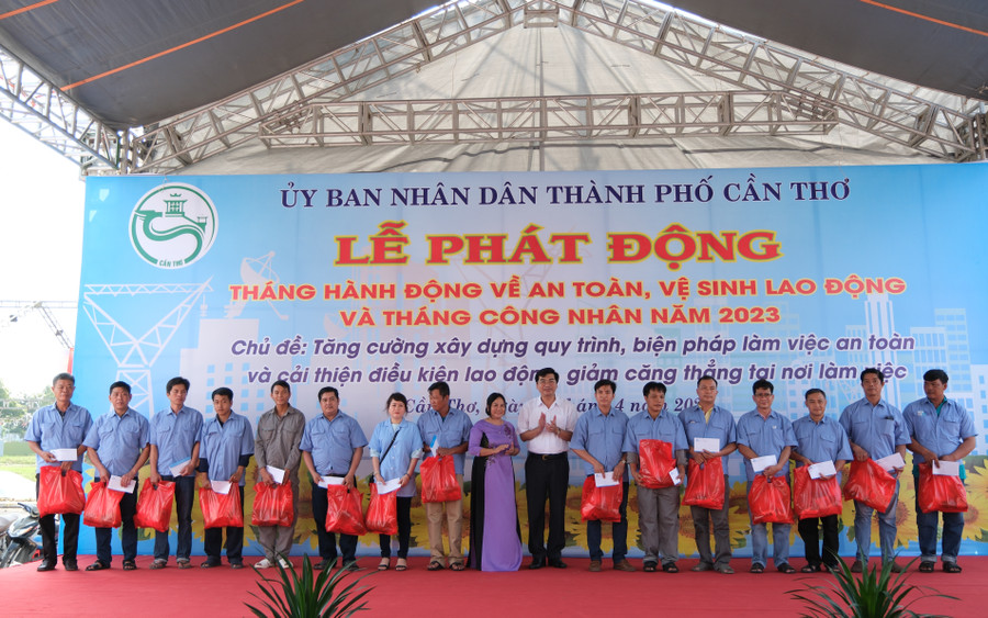 Ban tổ chức trao quà, học bổng và mái ấm công đoàn cho công nhân lao động, đoàn viên có hoàn cảnh khó khăn. Ban tổ chức trao quà, học bổng và mái ấm công đoàn cho công nhân lao động, đoàn viên có hoàn cảnh khó khăn.