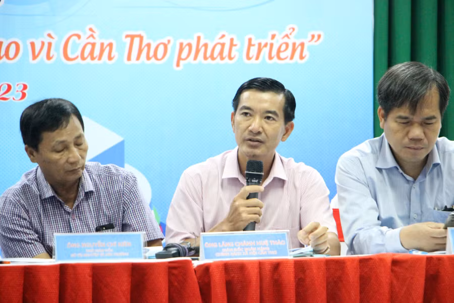 Đại biểu giải đáp thắc mắc cho thanh niên tại hội nghị.