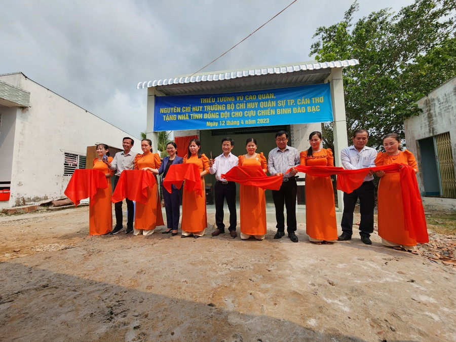 Trao Nhà đồng đội trong những ngày Tết cận kề. Trao Nhà đồng đội trong những ngày Tết cận kề.