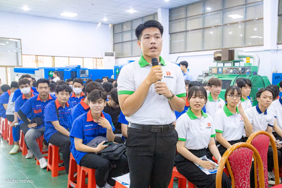 Sinh viên trao đổi trực tiếp về thông tin việc làm với doanh nghiệp Nhật Bản.