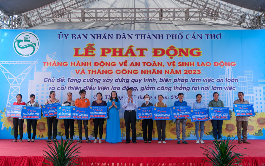 Ban tổ chức trao quà, học bổng và mái ấm công đoàn cho công nhân lao động, đoàn viên có hoàn cảnh khó khăn. Ban tổ chức trao quà, học bổng và mái ấm công đoàn cho công nhân lao động, đoàn viên có hoàn cảnh khó khăn.
