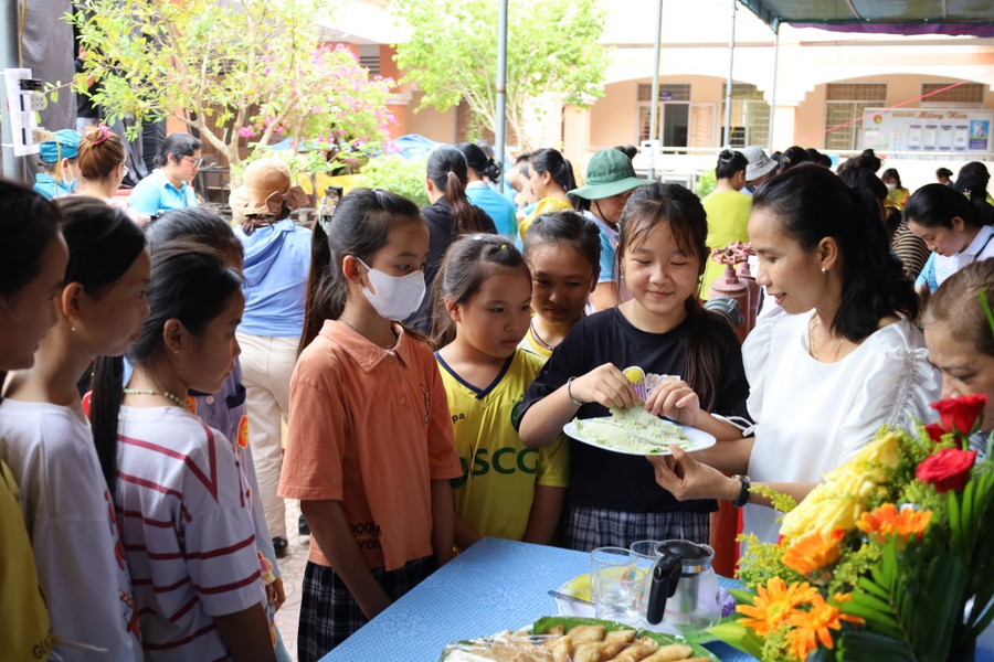 Các hoạt động vui Tết, hội thi tạo hình mang đậm chất văn hóa Khmer. Các hoạt động vui Tết, hội thi tạo hình mang đậm chất văn hóa Khmer.