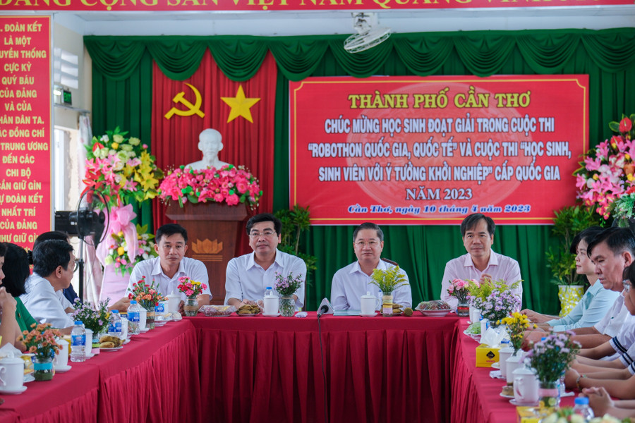 Quang cảnh lễ khen thưởng học sinh. Quang cảnh lễ khen thưởng học sinh.