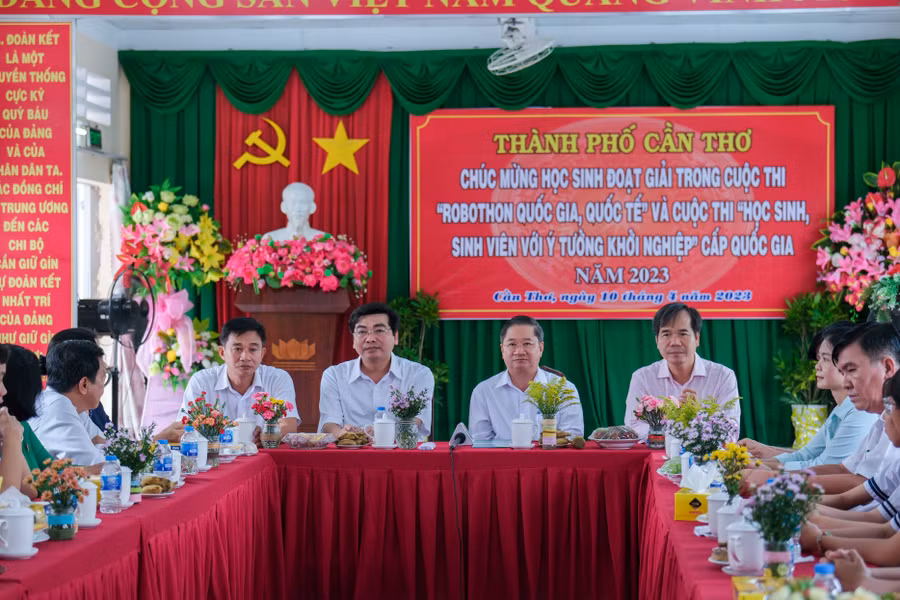 Quang cảnh lễ khen thưởng học sinh.