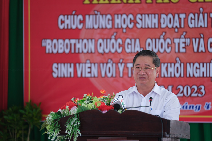 Ông Trần Việt Trường - Chủ tịch UBND TP Cần Thơ tuyên dương và chúc mừng học sinh, thầy cô giáo. Ông Trần Việt Trường - Chủ tịch UBND TP Cần Thơ tuyên dương và chúc mừng học sinh, thầy cô giáo.