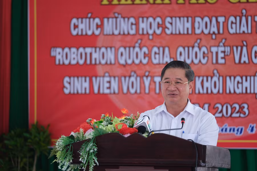 Ông Trần Việt Trường - Chủ tịch UBND TP Cần Thơ tuyên dương và chúc mừng học sinh, thầy cô giáo.