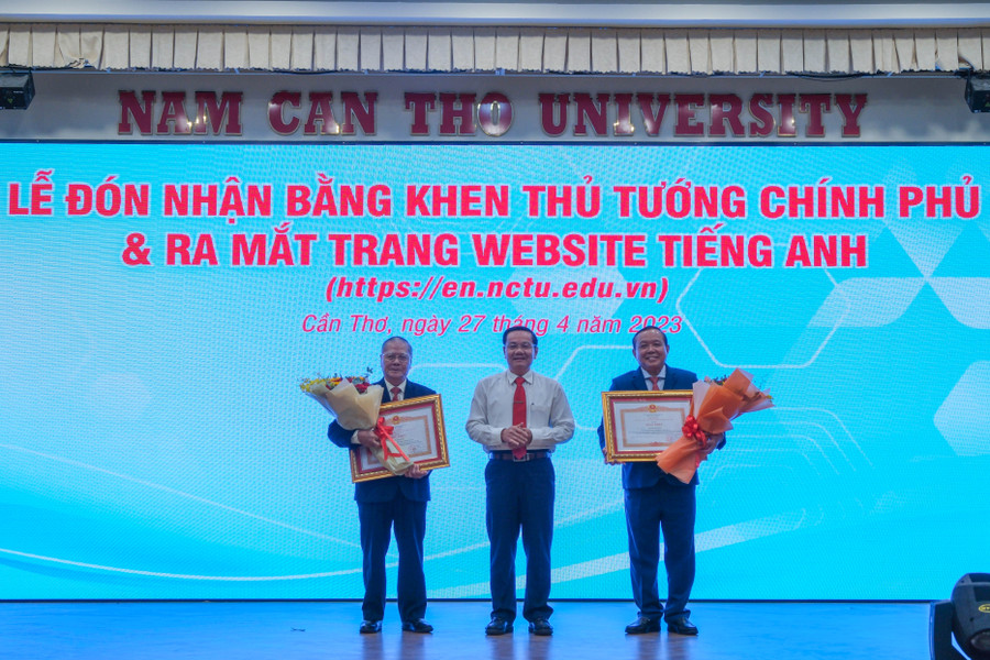 Tập thể nhà trường và 2 cá nhân có thành tích xuất sắc vinh dự được nhận bằng khen biểu dương của Thủ tướng Chính phủ.