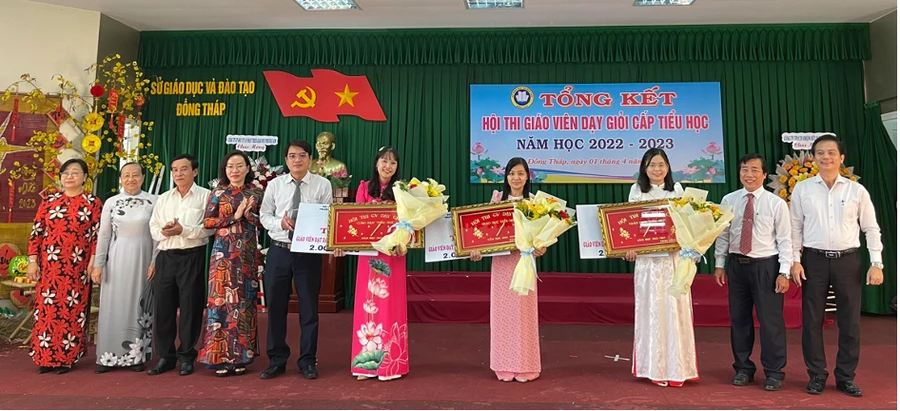 Lãnh đạo Sở GD&ĐTtỉnh Đồng Tháp trao thưởng “Viên phấn Vàng” cho giáo viên đạt thành tích cao của Hội thi.