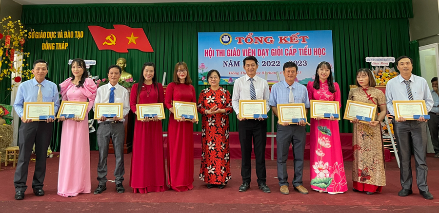 Bà Nguyễn Thúy Hà - Giám đốc Sở GD&ĐT (giữa) trao thưởng cho giáo viên đạt Danh hiệu “Giáo viên dạy giỏi cấp Tiểu học” năm học 2022 - 2023.