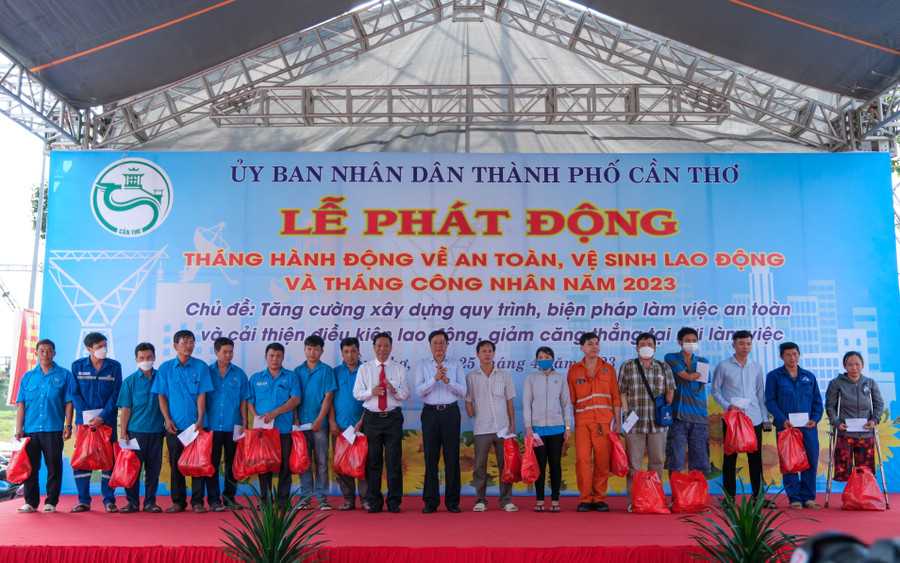 Ban tổ chức trao quà, học bổng và mái ấm công đoàn cho công nhân lao động, đoàn viên có hoàn cảnh khó khăn. Ban tổ chức trao quà, học bổng và mái ấm công đoàn cho công nhân lao động, đoàn viên có hoàn cảnh khó khăn.