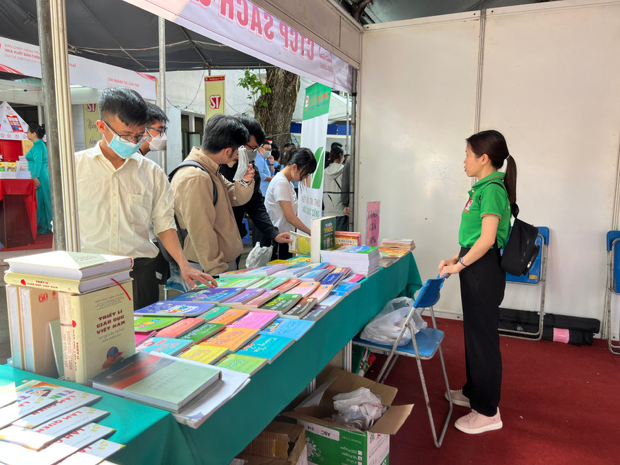 Triển lãm thu hút đông đảo học sinh, sinh viên và người dân đến tham quan. Triển lãm thu hút đông đảo học sinh, sinh viên và người dân đến tham quan.