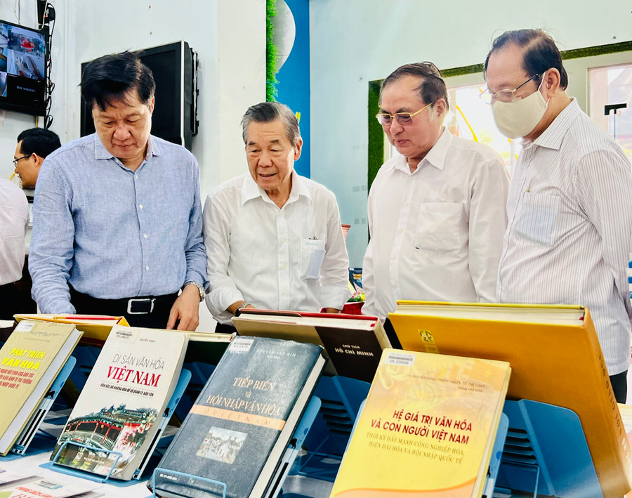 Các đại biểu tham quan các đầu sách tại triển lãm. Các đại biểu tham quan các đầu sách tại triển lãm.