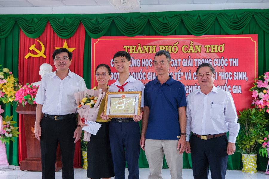 UBND TP Cần Thơ khen thưởng 18 học sinh đạt thành tích cuộc thi Robothon quốc gia, quốc tế năm 2023 và SV_STARTUP 2023. UBND TP Cần Thơ khen thưởng 18 học sinh đạt thành tích cuộc thi Robothon quốc gia, quốc tế năm 2023 và SV_STARTUP 2023.