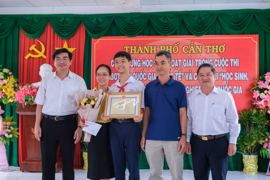 UBND TP Cần Thơ khen thưởng 18 học sinh đạt thành tích cuộc thi Robothon quốc gia, quốc tế năm 2023 và SV_STARTUP 2023.