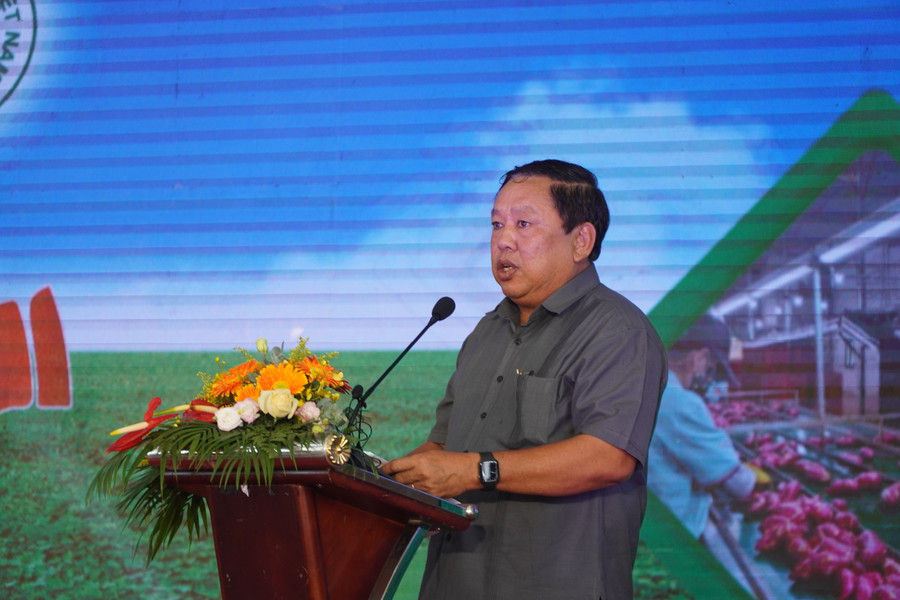 Ông Nguyễn Văn Liệt, Phó Chủ tịch UBND tỉnh Vĩnh Long phát biểu tại buổi lễ. Ông Nguyễn Văn Liệt, Phó Chủ tịch UBND tỉnh Vĩnh Long phát biểu tại buổi lễ.