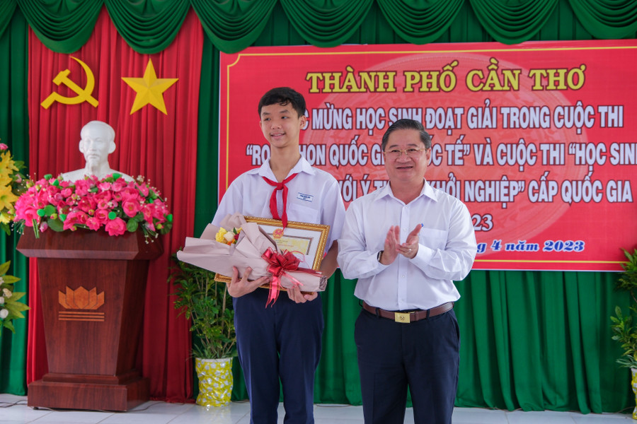 UBND TP Cần Thơ khen thưởng 18 học sinh đạt thành tích cuộc thi Robothon quốc gia, quốc tế năm 2023 và SV_STARTUP 2023. UBND TP Cần Thơ khen thưởng 18 học sinh đạt thành tích cuộc thi Robothon quốc gia, quốc tế năm 2023 và SV_STARTUP 2023.