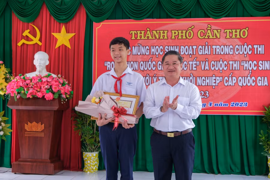 UBND TP Cần Thơ khen thưởng 18 học sinh đạt thành tích cuộc thi Robothon quốc gia, quốc tế năm 2023 và SV_STARTUP 2023.