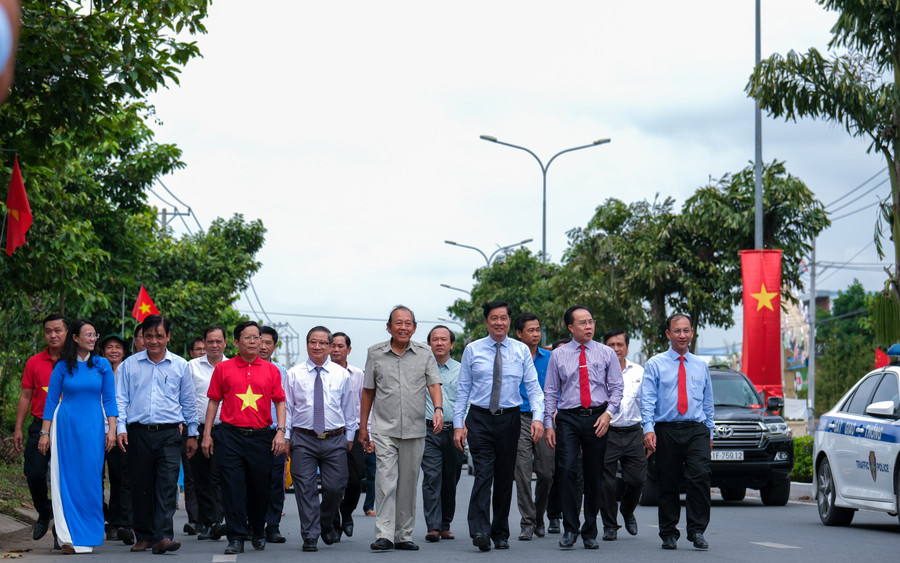 Đại biểu diễu hành trên tuyến đường công trình “Đường cờ Tổ quốc”. Đại biểu diễu hành trên tuyến đường công trình “Đường cờ Tổ quốc”.