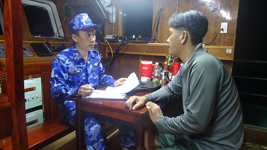 Lực lượng Cảnh sát biển lấy lời khai chủ tàu. Lực lượng Cảnh sát biển lấy lời khai chủ tàu.