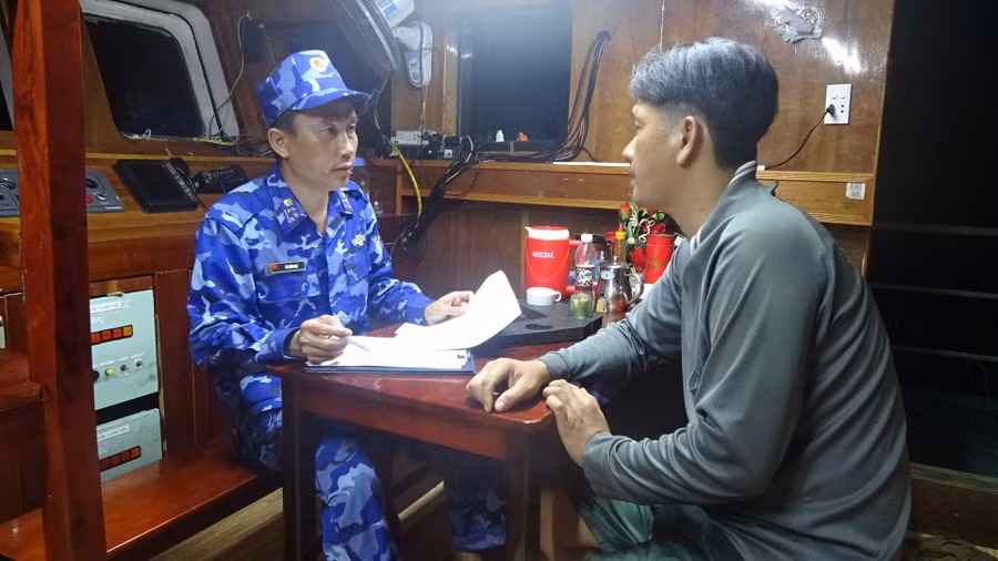Lực lượng Cảnh sát biển lấy lời khai chủ tàu.