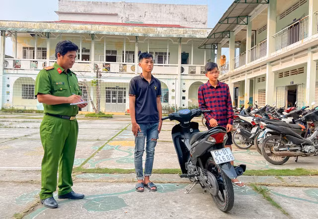 Đối tượng Nguyễn Các Tường (giữa).