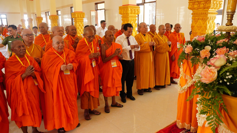 Đại biểu thắp hương. Đại biểu thắp hương.