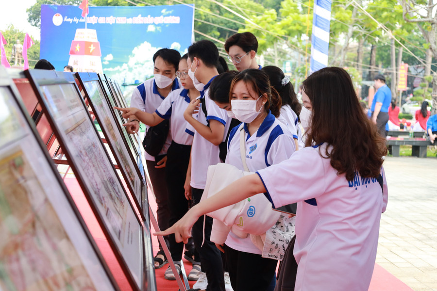 Cựu chiến binh, học sinh và sinh viên tham quan triển lãm ảnh.