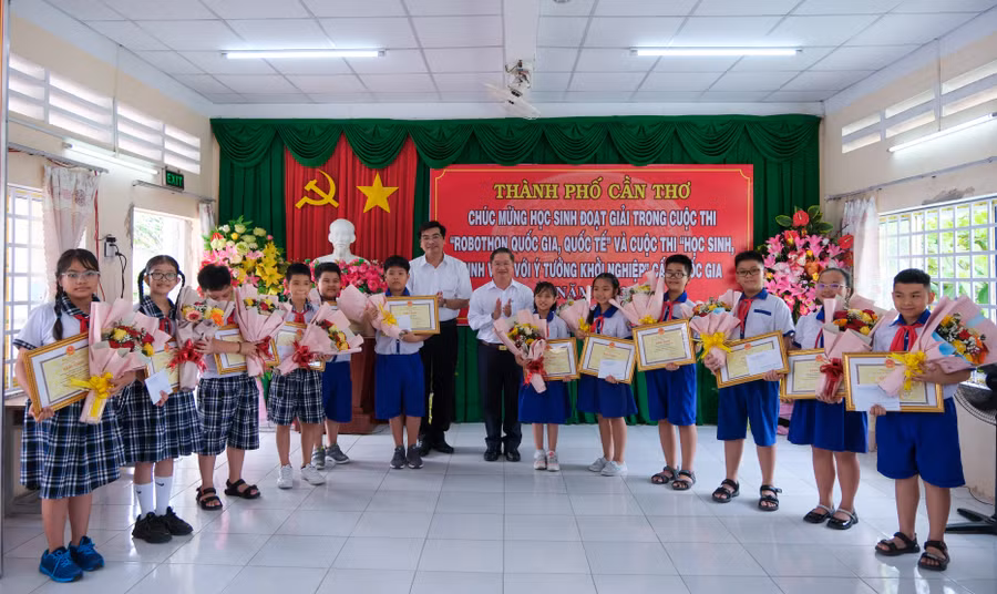 Lãnh đạo UBND TP Cần Thơ khen thưởng học sinh đạt giải Robothon quốc tế.