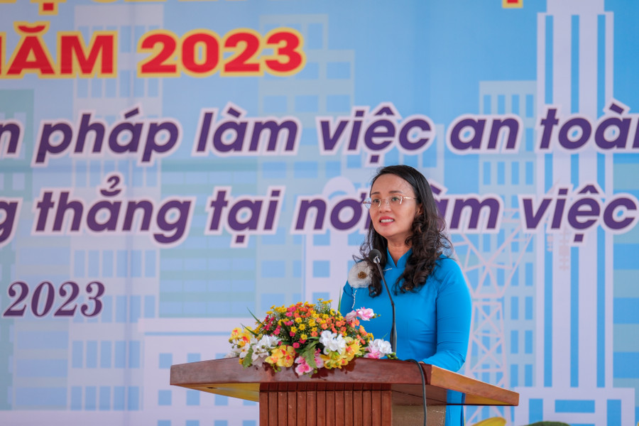 Bà Lê Thị Sương Mai, Chủ tịch LĐLĐ TP Cần Thơ chia sẻ công tác hỗ trợ công đoàn viên. Bà Lê Thị Sương Mai, Chủ tịch LĐLĐ TP Cần Thơ chia sẻ công tác hỗ trợ công đoàn viên.