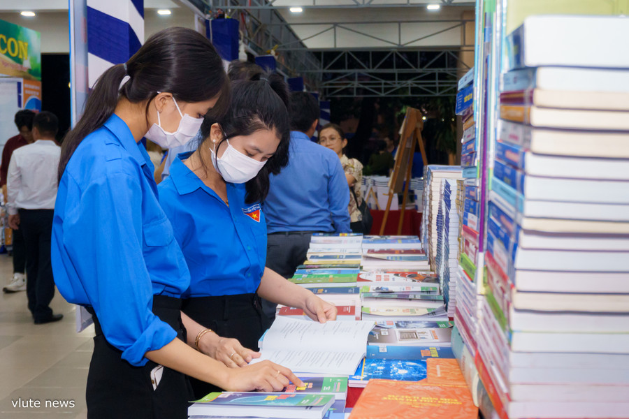 Trong đêm đầu tiên đã thu hút hơn 400 lượt bạn đọc tham gia. Trong đêm đầu tiên đã thu hút hơn 400 lượt bạn đọc tham gia.