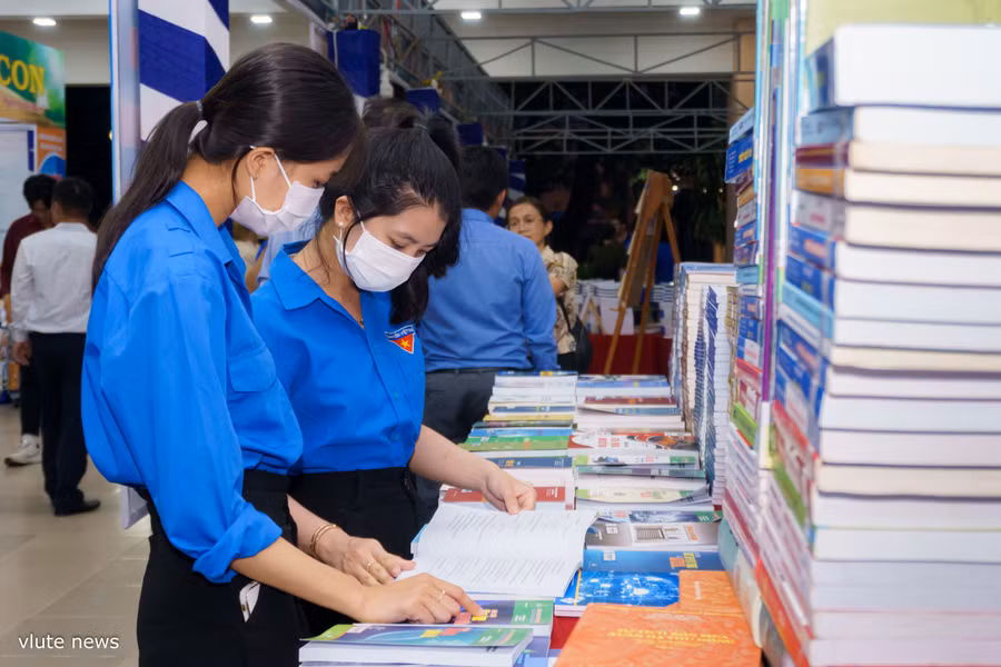 Trong đêm đầu tiên đã thu hút hơn 400 lượt bạn đọc tham gia.