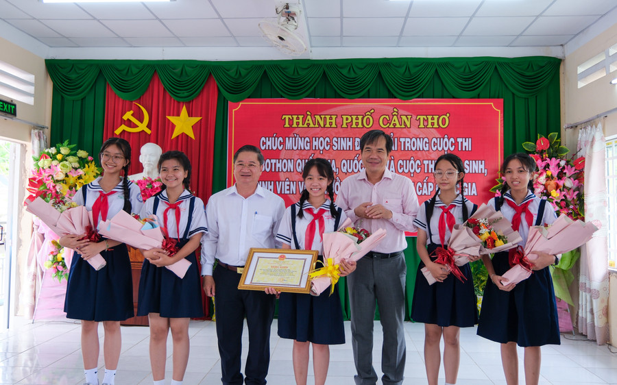 UBND TP Cần Thơ khen thưởng 18 học sinh đạt thành tích cuộc thi Robothon quốc gia, quốc tế năm 2023 và SV_STARTUP 2023. UBND TP Cần Thơ khen thưởng 18 học sinh đạt thành tích cuộc thi Robothon quốc gia, quốc tế năm 2023 và SV_STARTUP 2023.